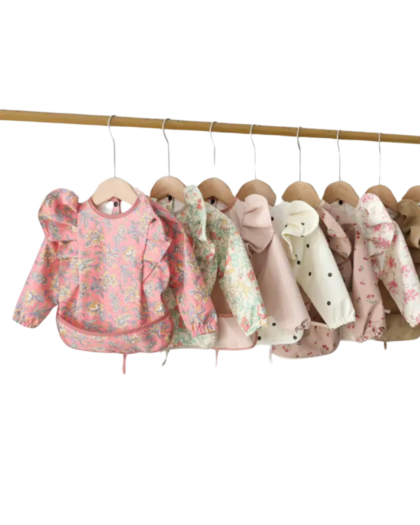 Pechera o babero impermeable con mangas y vuelos